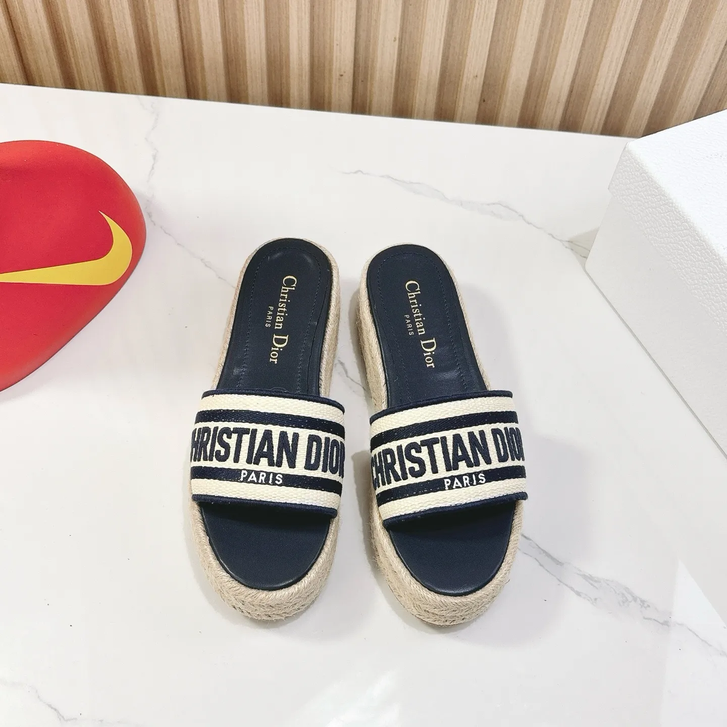 👟👟Ex-factory price 460👟👟 Dior 25ss spring and summer new IVIETA DWAY flat slippers sandals, original development of the top version on the market, CD letter logo three-dimensional embroidery thick-soled round toe open-toe slippers, soft and delicate foot feel, extremely comfortable, imported raffia electric embroidery on the upper, high-temperature water-soluble cotton technology fabric, water-dyed cowhide foot pad lining, original consistent combination outsole Code number: 35-41 (40.41 customized)
